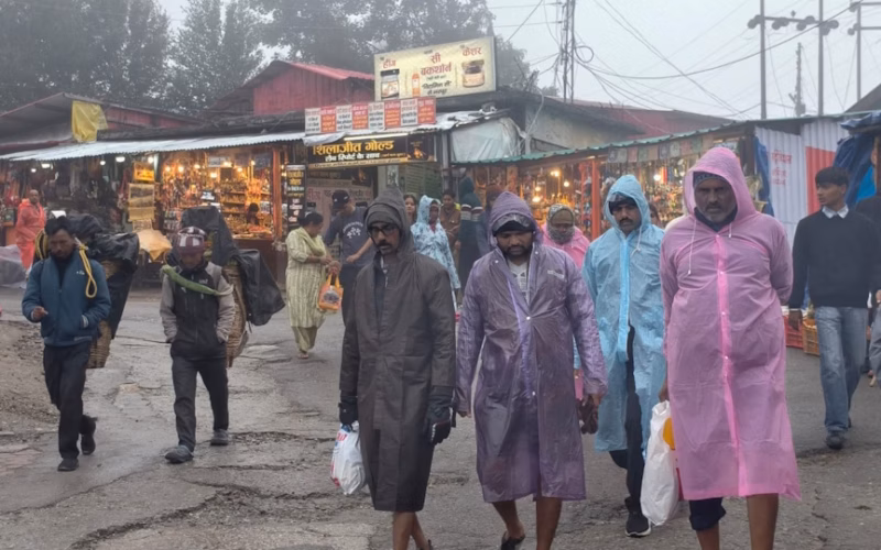 Rudraprayag News: केदारनाथ और बदरीनाथ धाम में कोहरा, बारिश से बढ़ी ठंड, यात्रा जारी