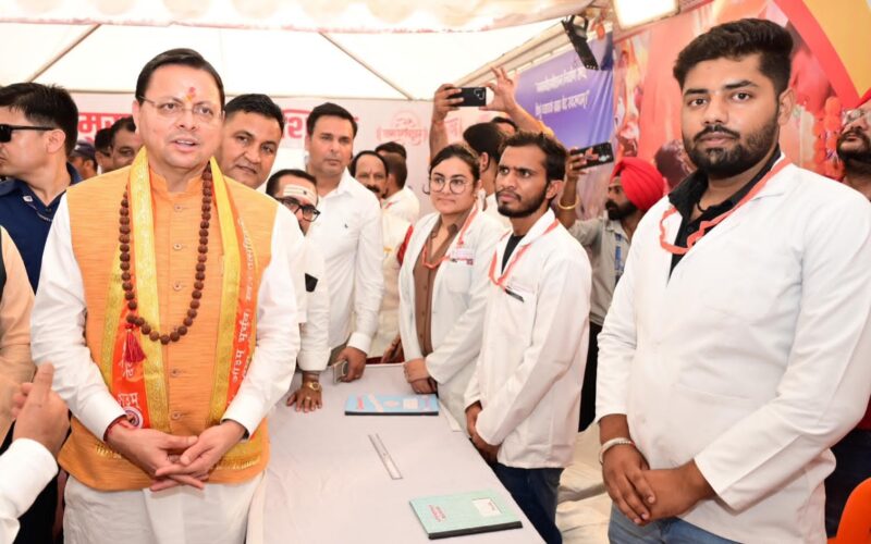 हरिद्वार में शिवभक्त कांवड़ियों पर पुष्पवर्षा, मुख्यमंत्री धामी ने किया चरण प्रक्षालन…
