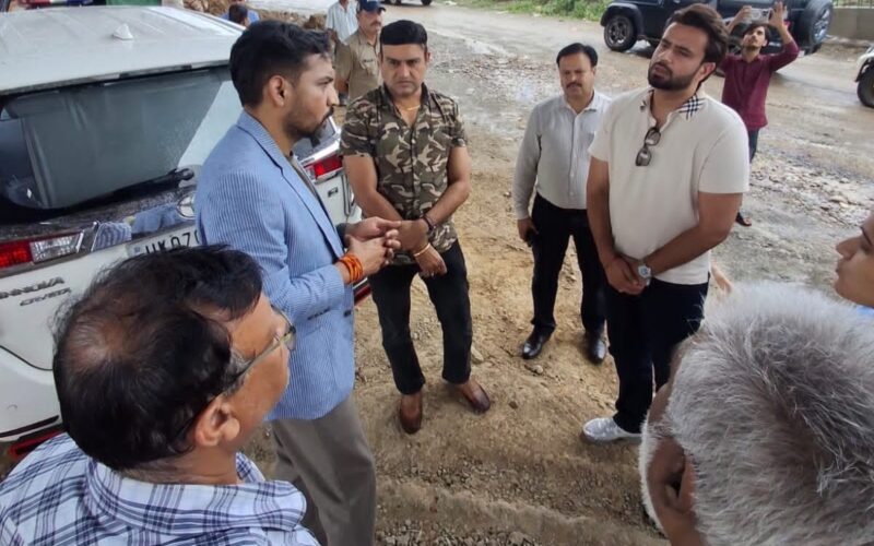 दिल्ली-देहरादून कॉरिडोर से जुड़ी 12 किमी ग्रीनफील्ड बाईपास का डीएम ने किया निरीक्षण…