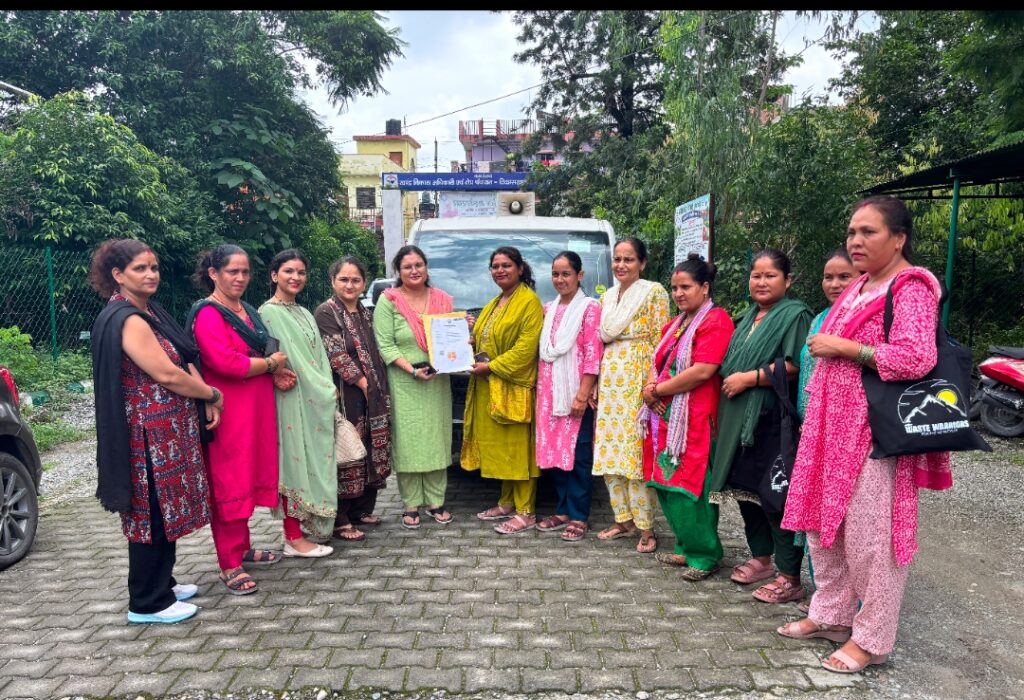 16 ग्राम पंचायतों में मजबूत होगा कचरा प्रबंधन, पर्यावरण सखियों को मिला कचरा संग्रहण वाहन