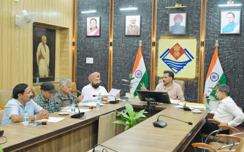 एसआईआर कार्य में पारदर्शिता और समयबद्धता सुनिश्चित करें अधिकारी : जिलाधिकारी डॉ. आशीष चौहान
