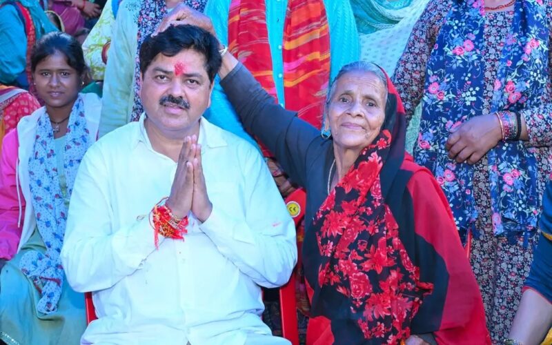 रक्षा महोत्सव में गणेश गोदियाल को मिला मातृशक्ति का अपार स्नेह, रोजगार और पलायन पर दिया संकल्प का संदेश