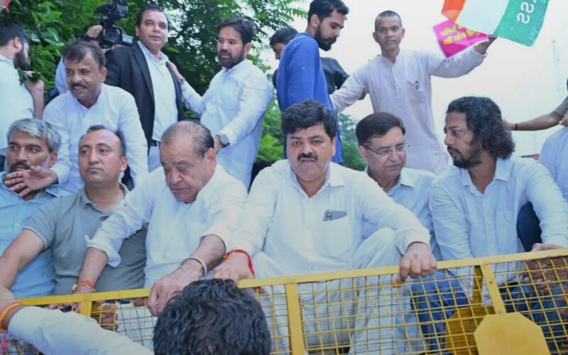 खड़गे की रैली के बाद ‘शुद्धिकरण’ की घटना और राहुल गांधी के खिलाफ FIR के विरोध में कांग्रेस का सचिवालय कूच