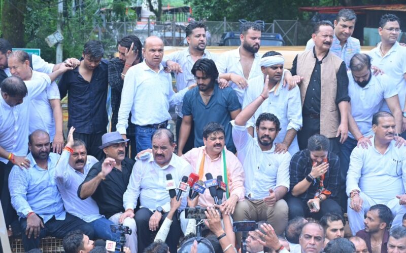 कांग्रेस का हल्ला बोल,मुख्यमंत्री आवास घेराव कर सरकार पर साधा निशाना