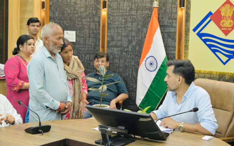 समाधान दिवस में 120 शिकायतें दर्ज, डीएम ने अधिकारियों को दिए त्वरित निस्तारण के निर्देश