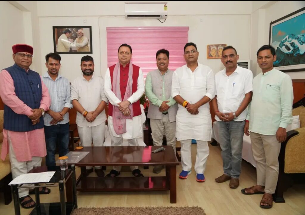 जिला सहकारी बैंकों के नवनिर्वाचित अध्यक्षों ने मुख्यमंत्री धामी से की भेंट, सहकारिता को मजबूत बनाने पर दिया जोर