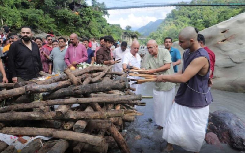 जिला सूचना अधिकारी गिरिजा शंकर जोशी को नम आंखों से दी अंतिम विदाई