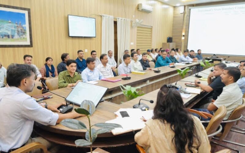 सरकारी परिसंपत्तियों को अतिक्रमण मुक्त कराने में लापरवाही पर होगी कड़ी कार्रवाई: जिलाधिकारी