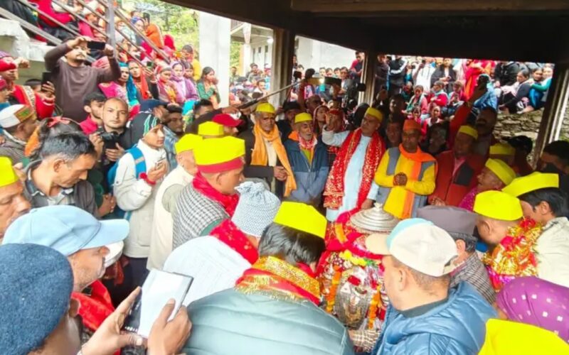 मां नंदा की जात वाण से गैरोली पातल होते हुए वेदनी के लिए रवाना, नम आंखों से श्रद्धालुओं ने दी डोली को विदाईवाण।