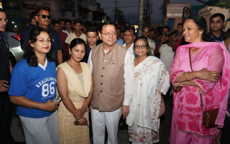 जनता के बीच अचानक रुके मुख्यमंत्री धामी, बच्चों और स्थानीय लोगों से की आत्मीय मुलाकात