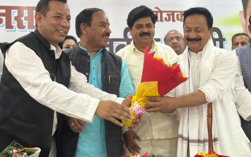 कैंट विधानसभा क्षेत्र के अन्तर्गत परिवर्तन महासम्मेलन में कांग्रेस ने दिखाई ताकत,नवीन जोशी की दावेदारी हुई मुखर