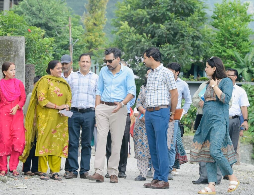 मतदाता सूची पुनरीक्षण में दावों-आपत्तियों की सुपर चेकिंग, डीएम ने लिया आवेदनों की जांच का जायजा