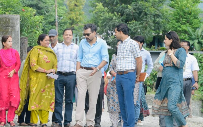 मतदाता सूची पुनरीक्षण में दावों-आपत्तियों की सुपर चेकिंग, डीएम ने लिया आवेदनों की जांच का जायजा