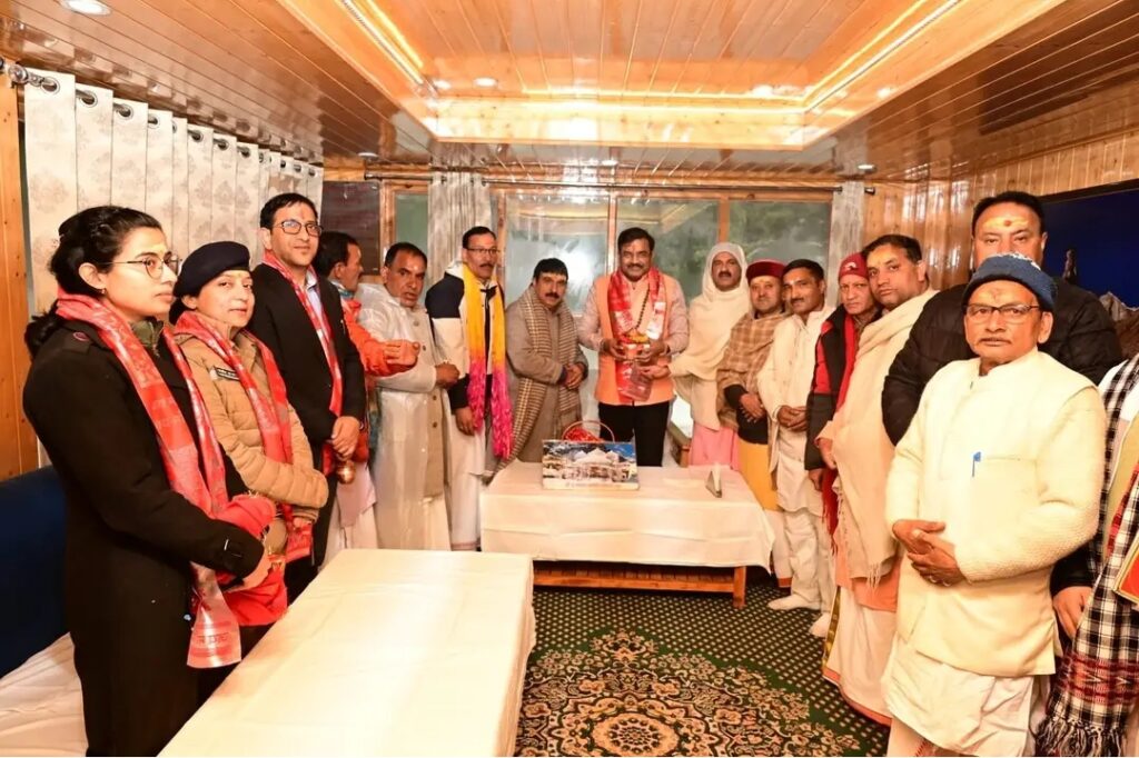 गंगोत्री धाम पहुंचे मुख्य सचिव आनंद बर्द्धन, श्रद्धालुओं की सुविधाओं और व्यवस्थाओं का लिया जायजा