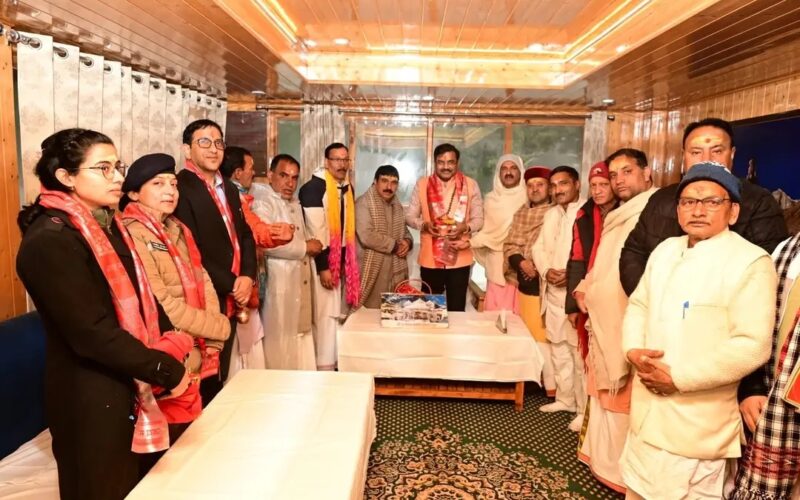 गंगोत्री धाम पहुंचे मुख्य सचिव आनंद बर्द्धन, श्रद्धालुओं की सुविधाओं और व्यवस्थाओं का लिया जायजा