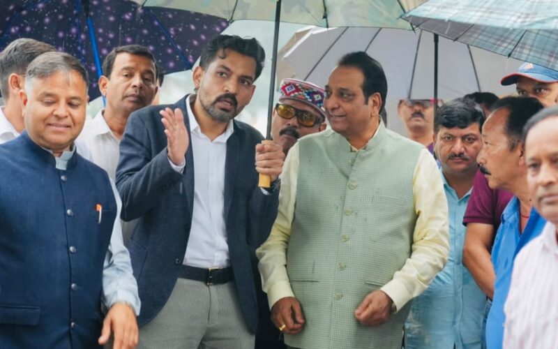 मौहब्बेवाला ब्लैक स्पॉट पर दुर्घटनाओं की रोकथाम को लेकर विधायक विनोद चमोली और डीएम आशीष चौहान ने किया स्थलीय निरीक्षण