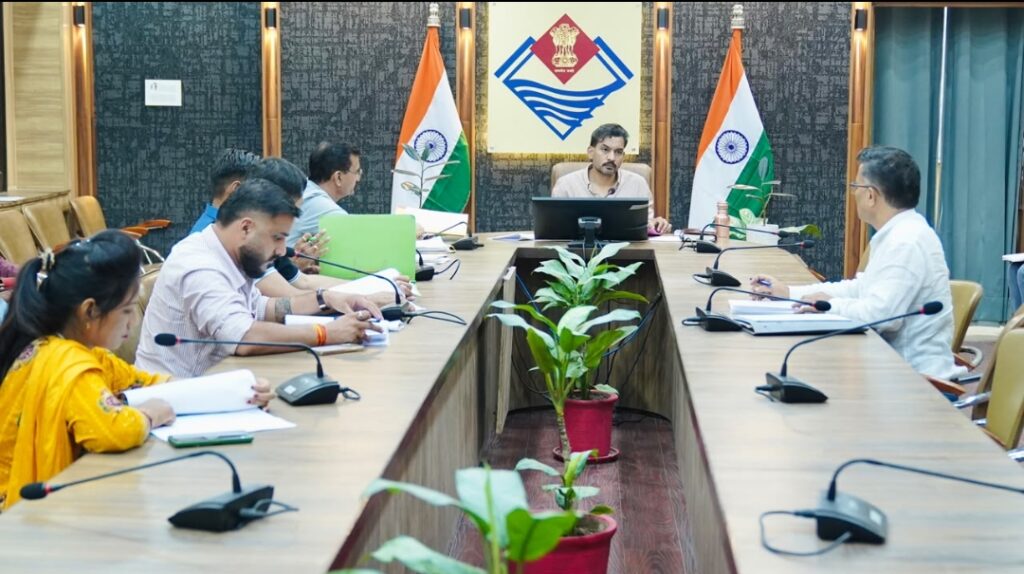 बुक्सा जनजाति के गांवों में शत-प्रतिशत पात्र लोगों को सरकारी योजनाओं का लाभ दिलाएं अधिकारी: डीएम