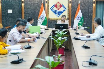 बुक्सा जनजाति के गांवों में शत-प्रतिशत पात्र लोगों को सरकारी योजनाओं का लाभ दिलाएं अधिकारी: डीएम