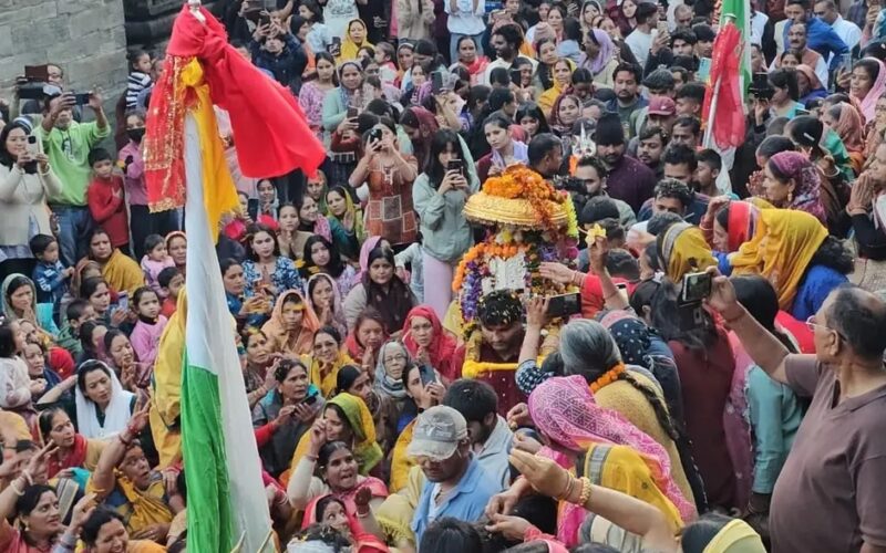 भगवान रुद्रनाथ की उत्सव डोली शीतकालीन गद्दीस्थल गोपीनाथ मंदिर में विराजमान