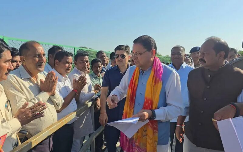 मुख्यमंत्री धामी ने नगला तराई में सुनीं जनसमस्याएं, अधिकारियों को त्वरित निस्तारण के निर्देश